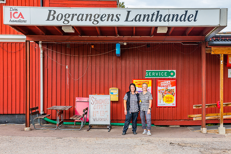 Bild på Elinor Syversen och Ann Britt Averborn utanför ICA butiken i Bograngen