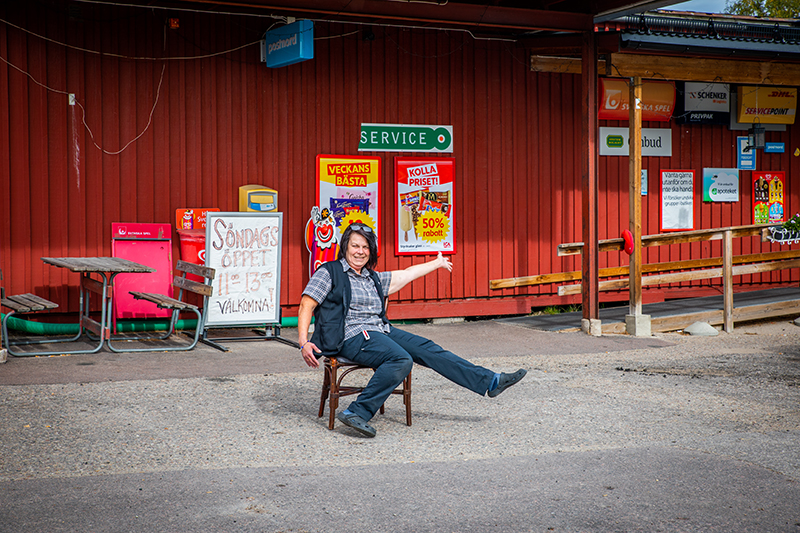 Bild på Elinor Siversson som sitter framför ICA-butiken i Bograngen