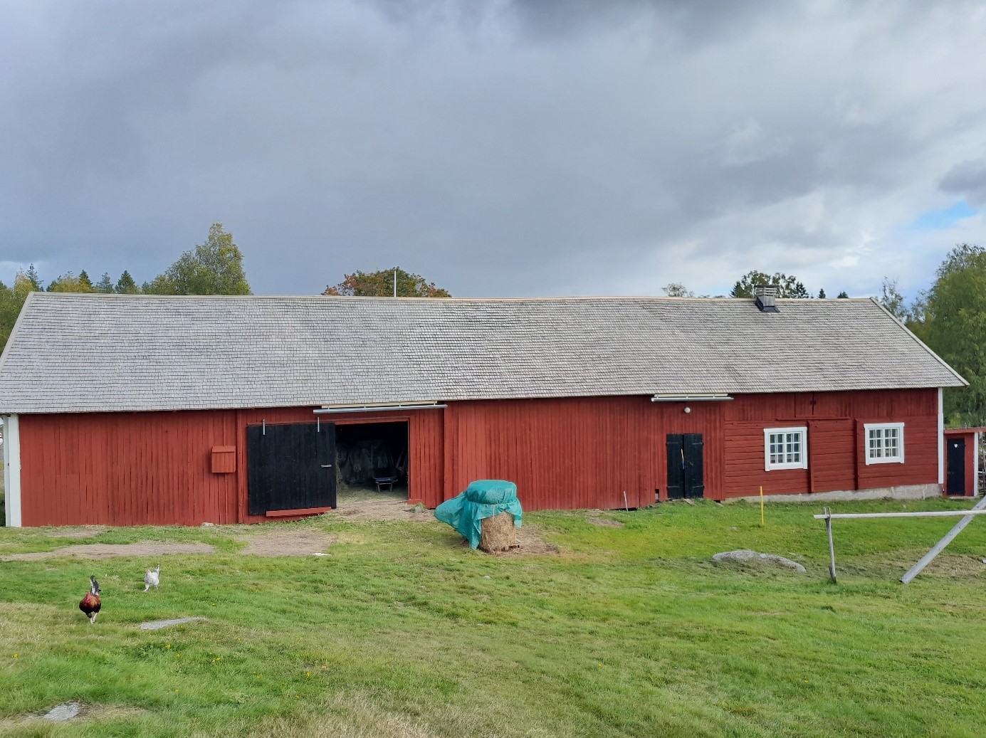 Bilden visar restaureringen av ladugården i Kvarntorp.