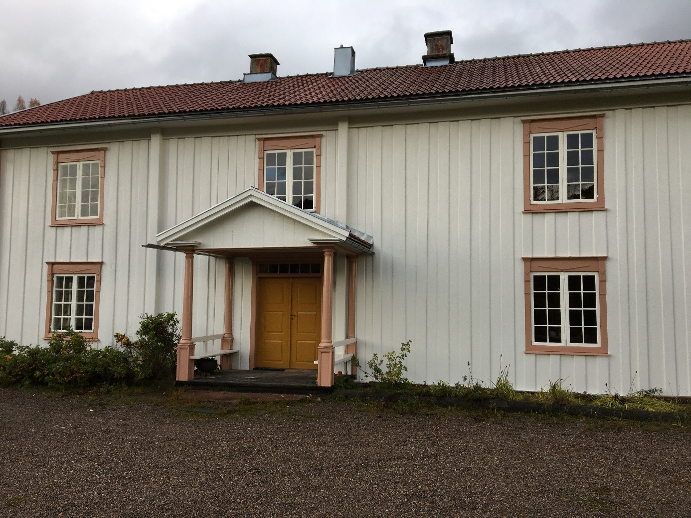 Bilden visar den restaurerade mangårdsbyggnaden vid Halvardstugan i Höljes. 