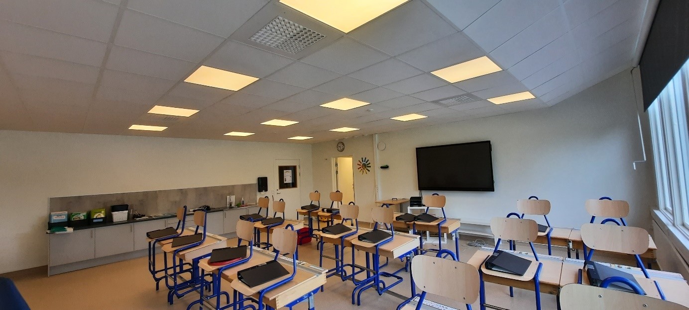Bilden visar renoveringen av ett klassrum på Holmesskolan